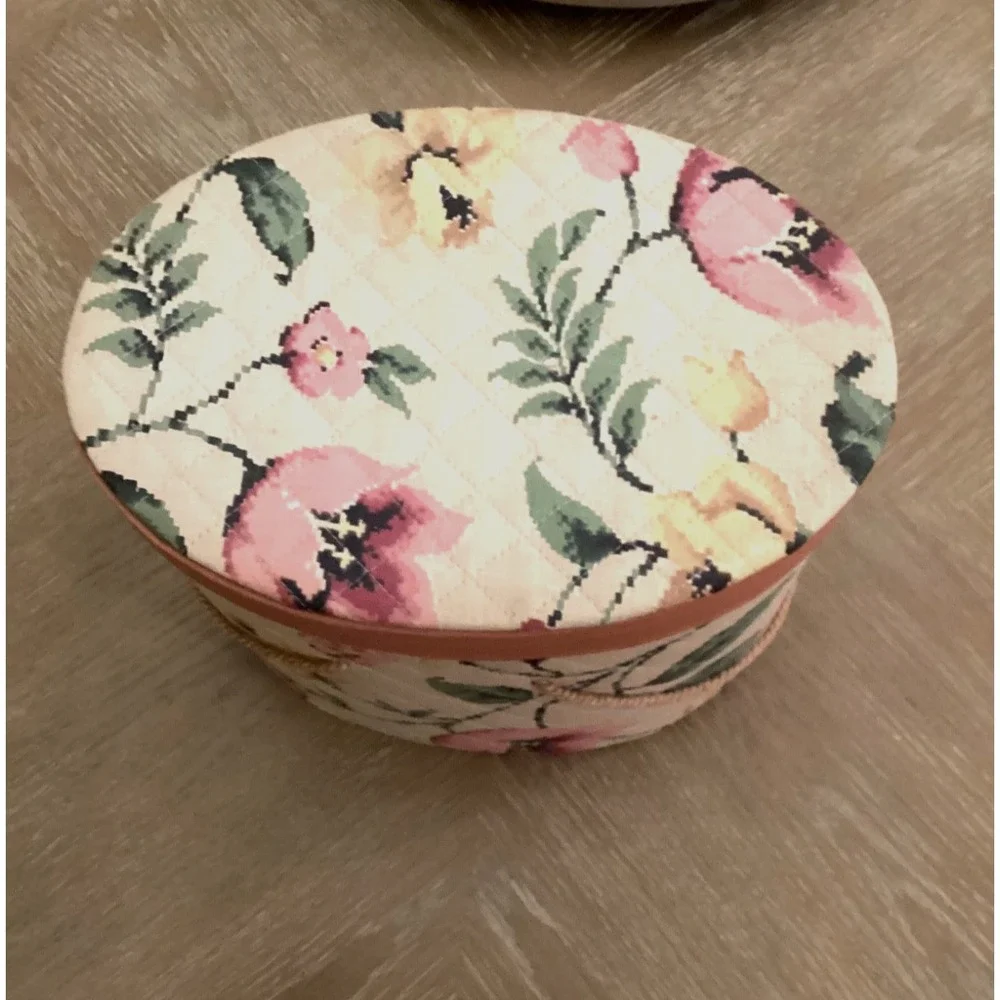 VINTAGE DREAM HOUSE CLOSET/SEWING ACCESSORIES JAYHAWK NY BOX IN QUILTED FLORAL